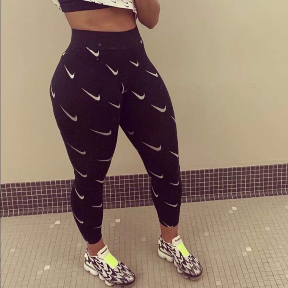 ❌SOLD❌ Nike Sportwear Leg-A-See Metallic Print